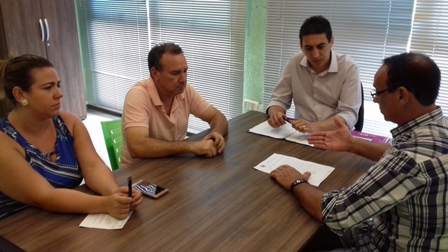 20161129_Os membros da CEI da Saúde, Prof Antonio, Nenê Réstio e Carla Lucena, reunidos com o secretário de Saúde, Vanderlei Cocato
